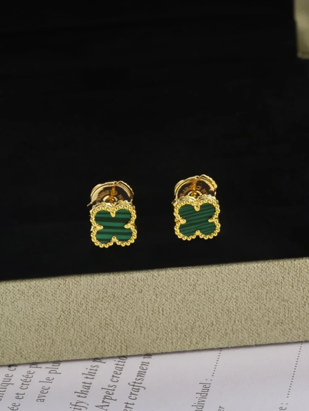 ☺️Van Cleef & Arpels☺️ green stud earrings